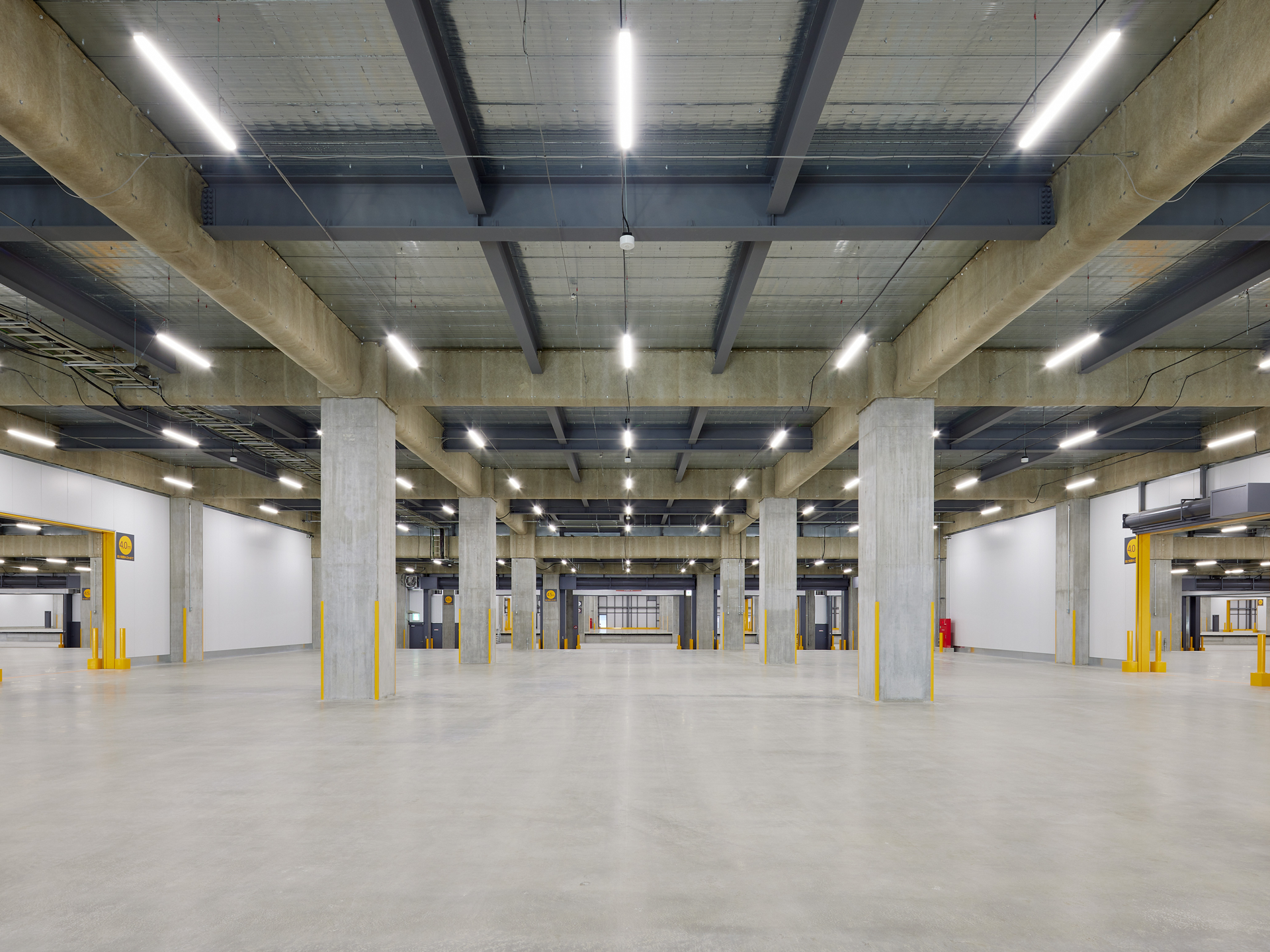 物流倉庫にかかる費用とは？自社運用・委託の違いも解説